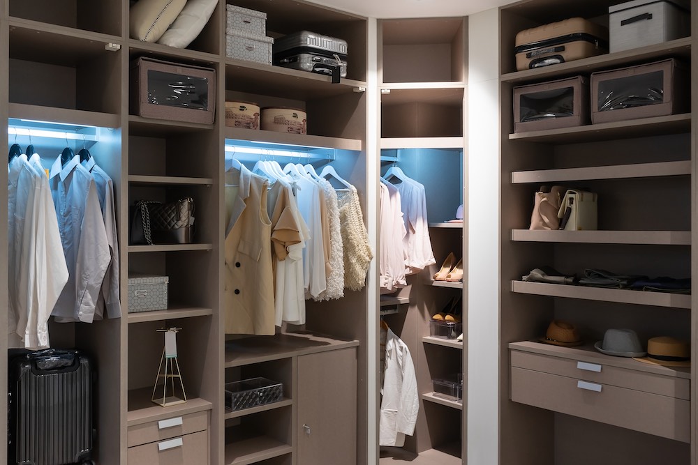 En välorganiserad walk in closet